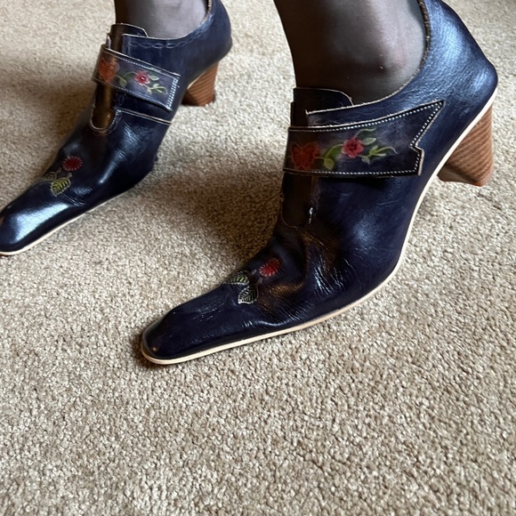 Beautiful, unusual shoes. EUC. Leather. - Picture 11 of 16